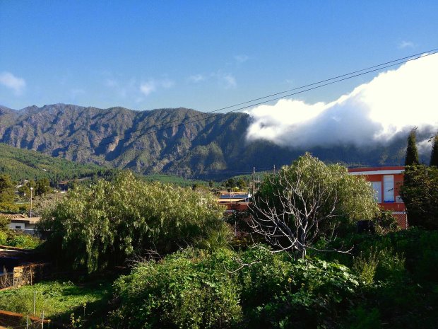 Blick ber das Grundstck auf den berhmten Wolkenfall an der Cumbre