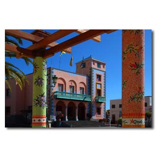 Auch das Rathaus bedient sich der typisch maurischen Farbgebung und wird von 
