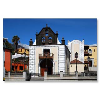 Majesttisch erhebt sich die Wallfahrtskapelle 'Iglesia de Nuestra Seora de Bonanza' ber die Altstadt von El Paso.