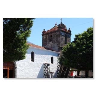 Die imposante, dreischiffige Kirche 'Nuestra Seora Virgen de los Remedios' aus dem 16. Jahrhundert berragt die Stadt 