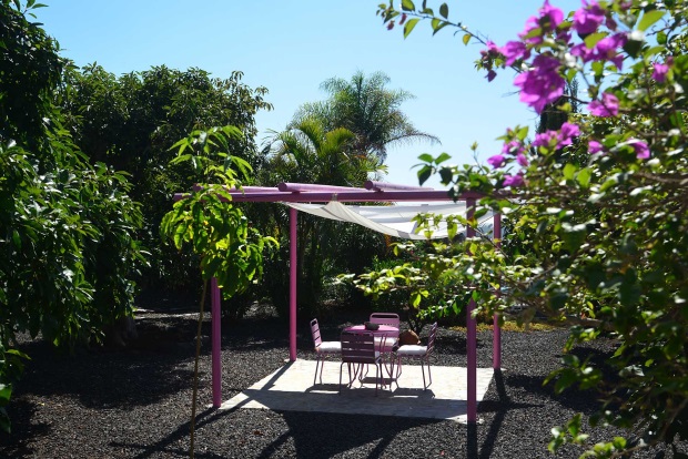 Halbbeschatteter Sitzplatz, farblich passend zur Bougainvillea