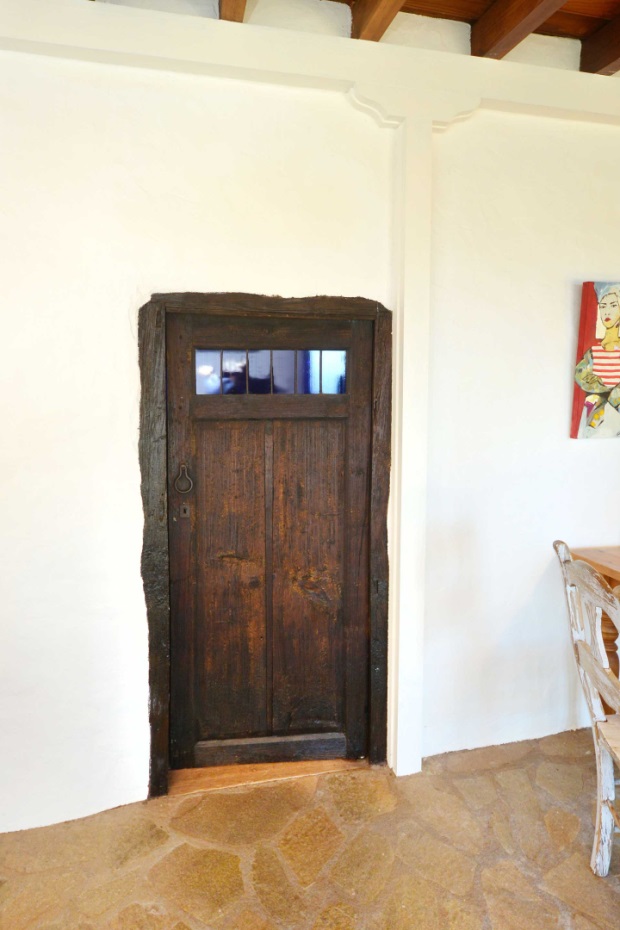 Historische Türe aus Teaholz zum Bad 2