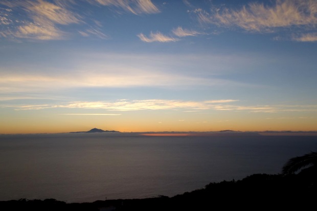 Blick auf Spaniens höchsten Berg, den Teide und die Insel La Gomera
