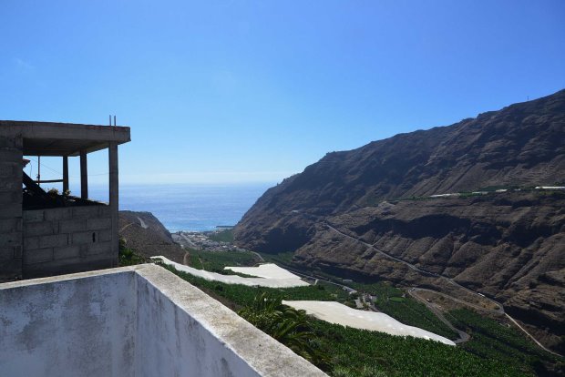 Blick von der Dachterrasse auf den Barranco, Tazacorte und das Meer