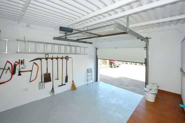 Garage mit automatischem Segmenttor