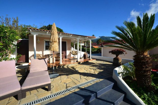 Poolhaus mit Sonnen- und berdachter Terrasse