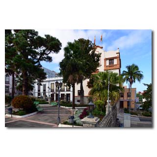Der Park 'Antonio Herrera' im Zentrum von Los Sauces mit dem Rathaus …