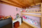 Kinderzimmer mit Zugang zu einem Alkoven, der als weiteres Gstezimmer genutzt werden kann
