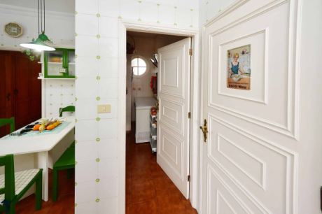 Küche mit Speisekammer