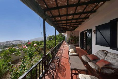 Großzügiger Balkon mit direktem Zugang aus fast allen Zimmern