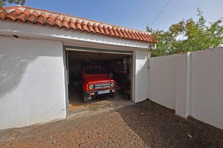 Zweite Garage am Nordende des Grundstücks mit separater Zufahrt