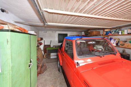 Zweite Garage am Nordende des Grundstücks mit separater Zufahrt