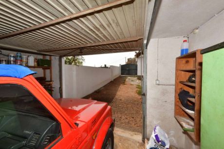 Zweite Garage am Nordende des Grundstücks mit separater Zufahrt