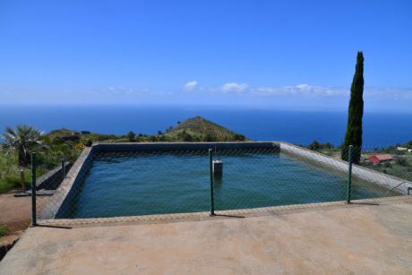 Wassertank für die Gartenbewässerung in Betrieb