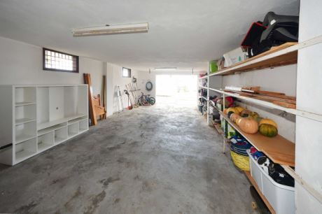 EG sehr große Garage / Werkstatt