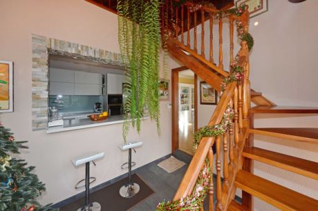 EG Küche, Aufgang zum Wohnzimmer 2 im Obergeschoss