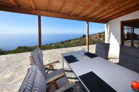Überdachte Terrasse mit Aussenküche, Essplatz, Holzbackofen und Meerblick