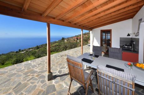 Überdachte Terrasse mit Aussenküche, Essplatz, Holzbackofen und Meerblick