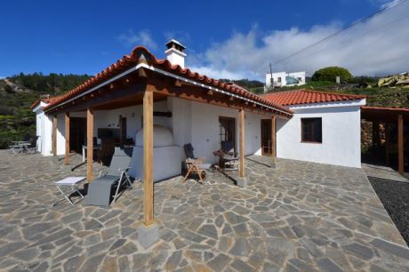 Überdachter Terrassenbereich mit Holzbackofen
