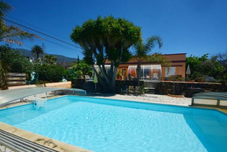 Gemeinschaftspool mit Apartment 1 (links) und Apartment 2 (rechts)