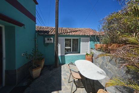 Ostterrasse Apartment 1 mit Eingangstüre