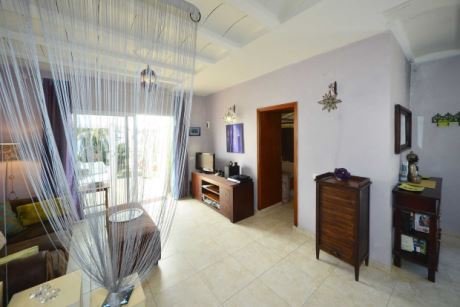 Apartment 1, Wohnküche, Wohnbereich, Zugang zuWintergarten und Schlafzimmer