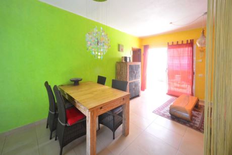 Apartment 2, Wohnküche, Essbereich, Zugang zu Wintergarten und Terrasse