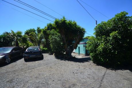 Parkplatz mit 4 Stellplätzen