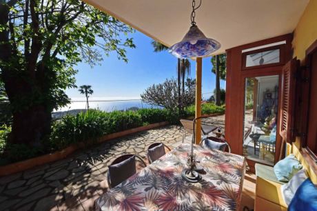 Überdachte Terrasse mit Meerblick
