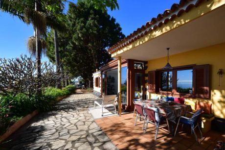 Überdachte Terrasse mit Meerblick