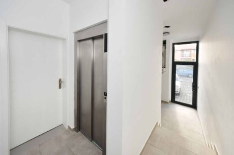 Eingangsbereich des Hauses, links ist die Eingangstür der Wohnung