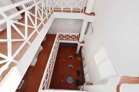 Treppenhaus mit Fahrstuhl