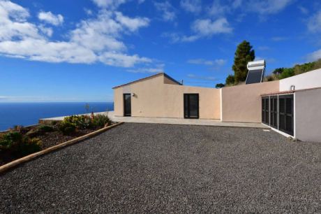 Ansicht von Süden, reichlich Parkmöglichkeiten, Technikräume