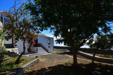 Wohnhaus mit sehr schönem Vorplatz