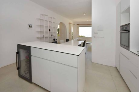 Küchentheke mit Weinkühlschrank