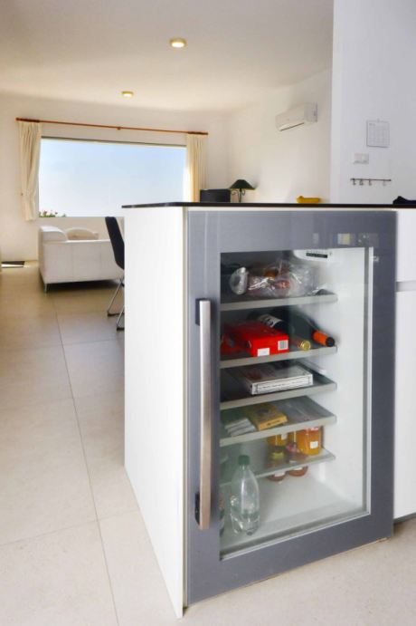 Küchentheke mit Weinkühlschrank