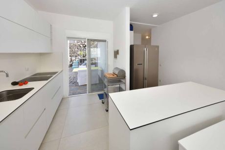 Küchenbereich mit Ausgang zur Frühstücksterrasse