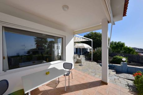 Überdachte Atlantikterrasse flexibel beschattbar