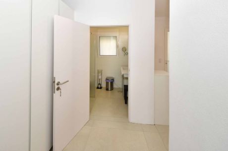 Flur zwischen Küche und Gästebad