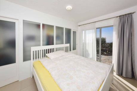 Schlafzimmer 1 mit Meerblick und begehbarem Kleiderschrank