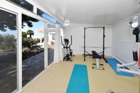 Sportraum mit hochwertigen Sportgeräten