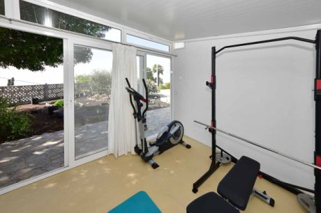 Sportraum mit hochwertigen Sportgeräten