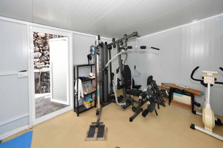 Sportraum mit hochwertigen Sportgeräten