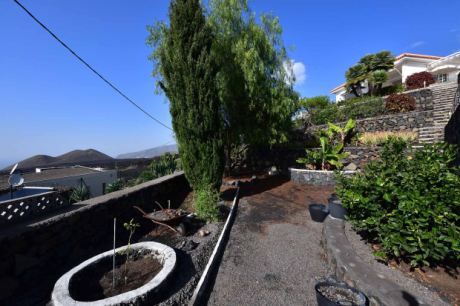 Aufwändig angelegter Gartenbereich