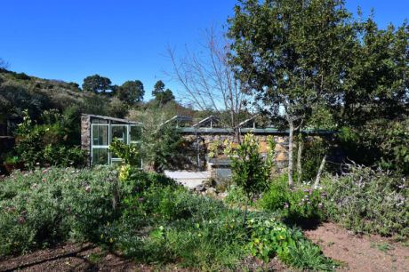 Wassertank mit PV-Anlage und Gewächshaus