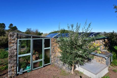 Wassertank mit PV-Anlage und Gewächshaus