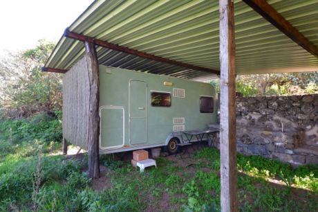 Carport mit Wohnwagen für bis zu 4 Personen (im Kaufpreis inbegriffen)