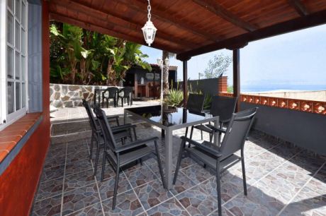 EG Teilüberdachte Terrasse mit Meerblick