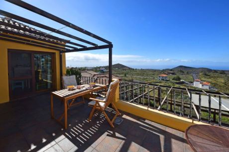 Große Terrasse mit schönem Meerblick