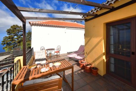 Große Terrasse mit schönem Meerblick